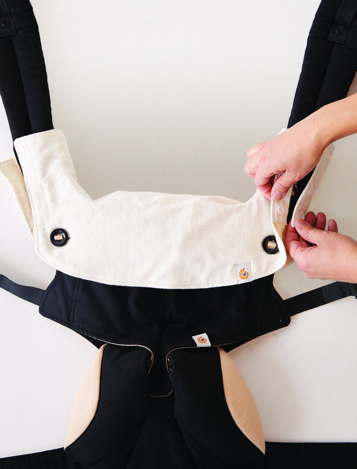 Ergobaby Bundle aus Omni 360 Cool Air Mesh 4-Positionen Babytrage, Pearl Grey + Schultergurtschoner
