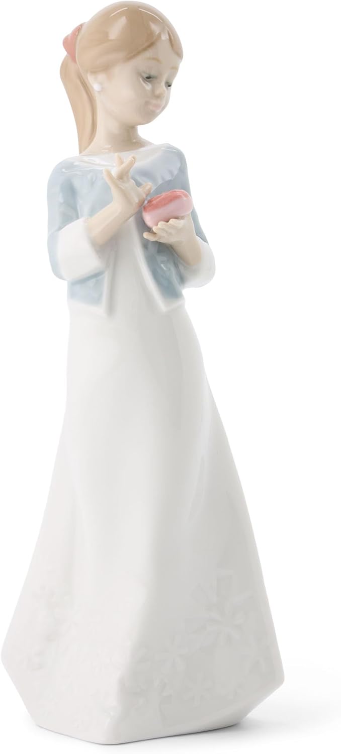 NAO 02001588 Dekofigur/Porzellanfigur A Gift from The Heart, Mädchen mit Geschenk