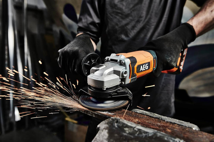 AEG - 125 mm Akku-Winkelschleifer 18 Volt, 9200 U/min mit 2 Pro Lithium-Akkus 4,0 Ah, Ladegerät und