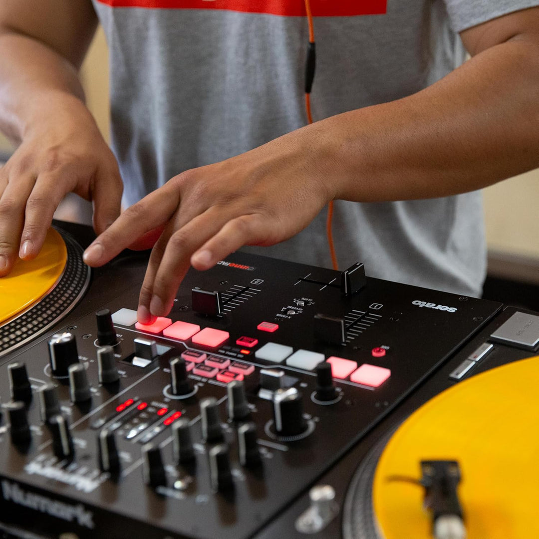 Numark Scratch - Zweikanal DJ Scratch Mixer mit Serato DJ Pro, Innofader Crossfader, DVS-Lizenz, 6 D