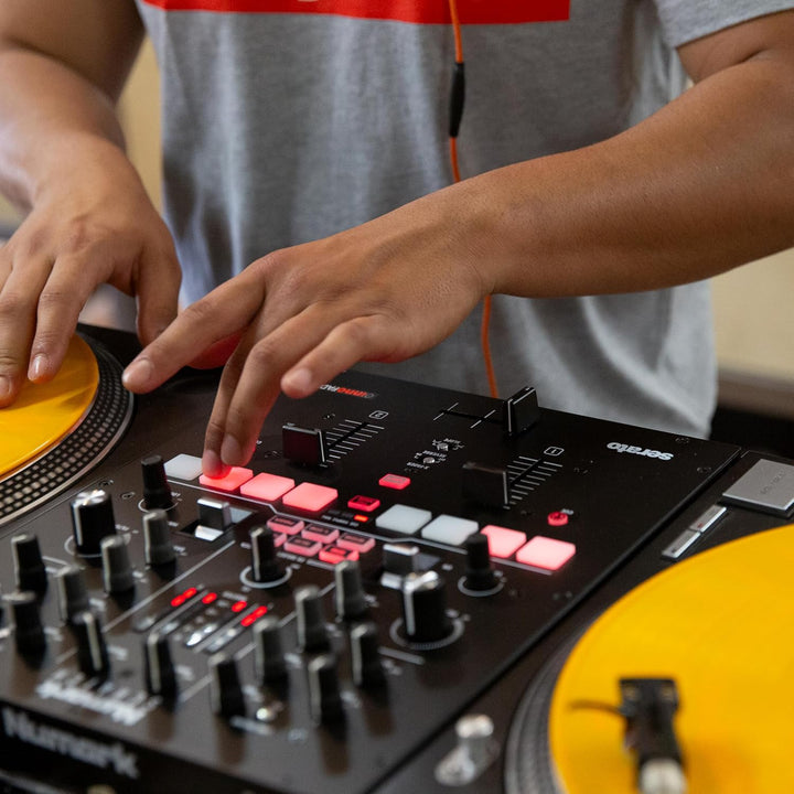 Numark Scratch - Zweikanal DJ Scratch Mixer mit Serato DJ Pro, Innofader Crossfader, DVS-Lizenz, 6 D