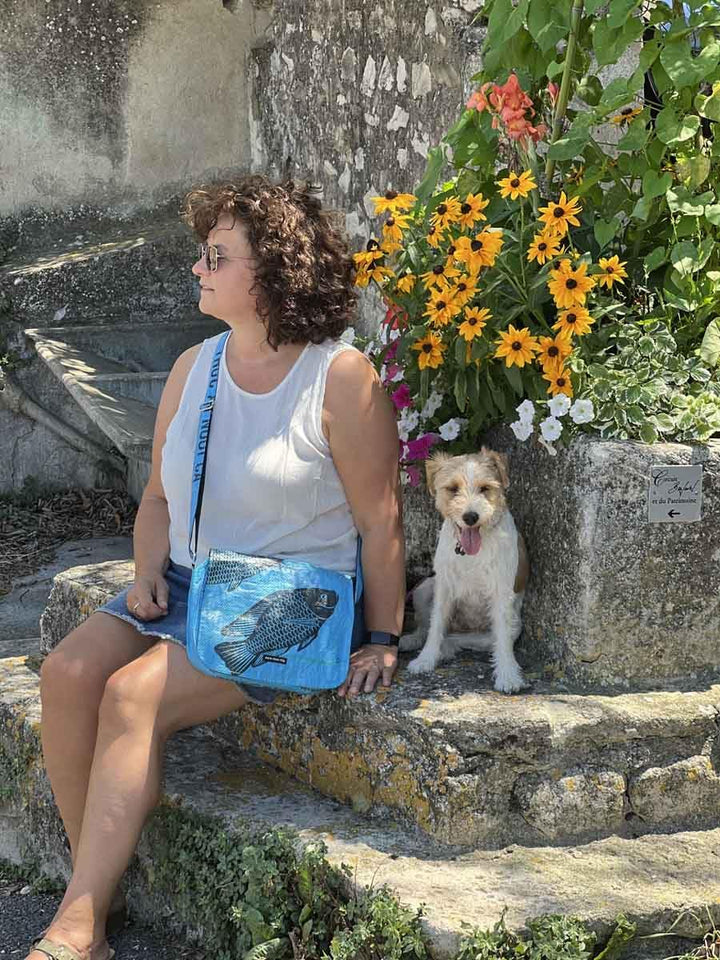More Than Hip Qinisa Messenger Bag - Kleine Umhängetasche Damen aus Recycelten Zementsäcke Leichte S