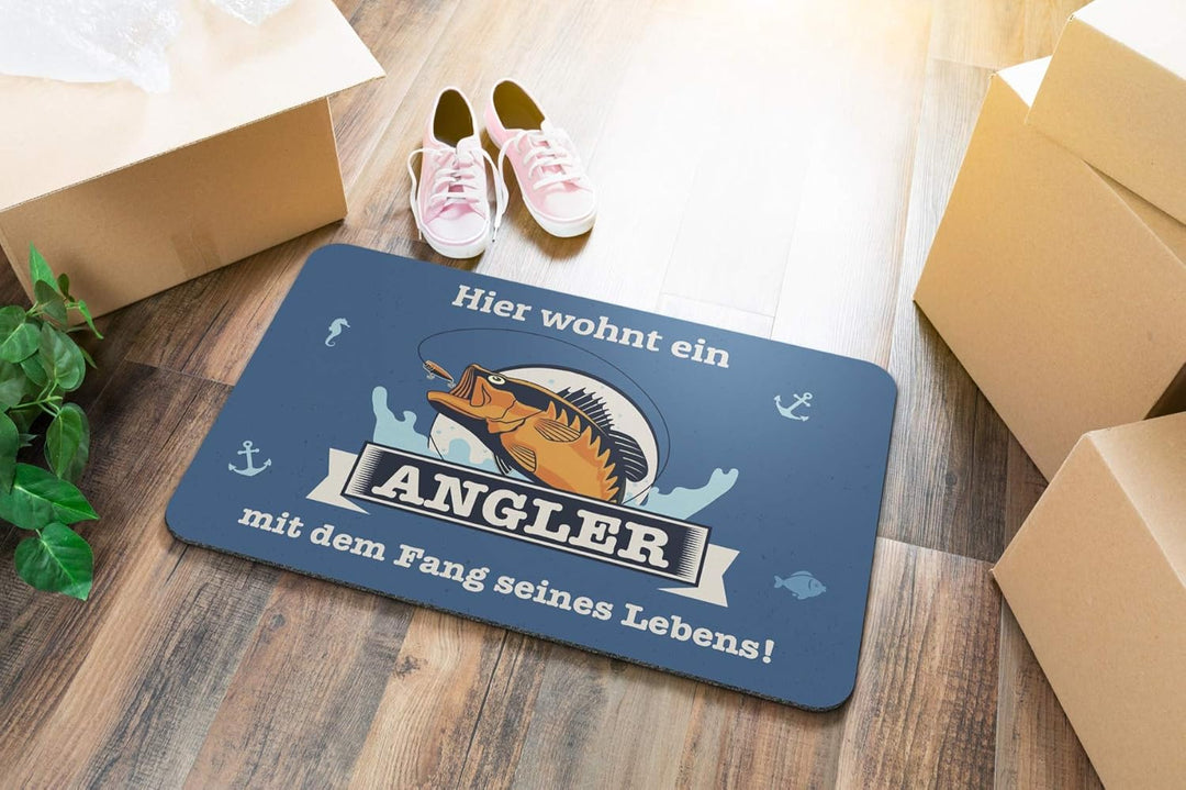 Tassenbrennerei Fussmatte innen - Hier wohnt EIN Angler mit dem Fang seines Lebens - Geschenk Schmut