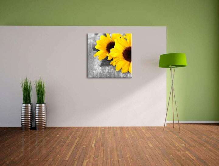 Pixxprint schöne Sonnenblumen auf Holztisch schwarz/weiss, Format: 70x70 auf Leinwand, 70x70