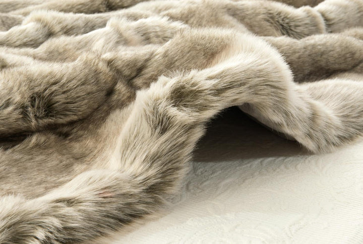 Wohnen & Accessoires GmbH & Co. KG Felldecke, Fellimitat 5 Grössen, Webpelzdecke, Grauwolf mit grau-