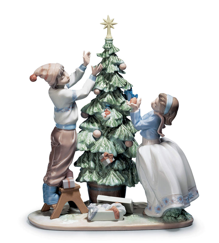 LLADRÓ Figur Den Weihnachtsbaum Schmücken. Weihnachtsbaum. Porzellan.