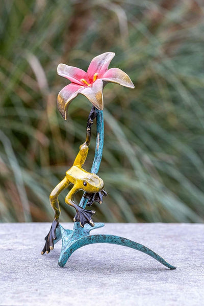 IDYL Bronze-Skulptur Lustiger Frosch mit Blume farbig emailliert | 20x9x13 cm |Bronze-Figur handgefe