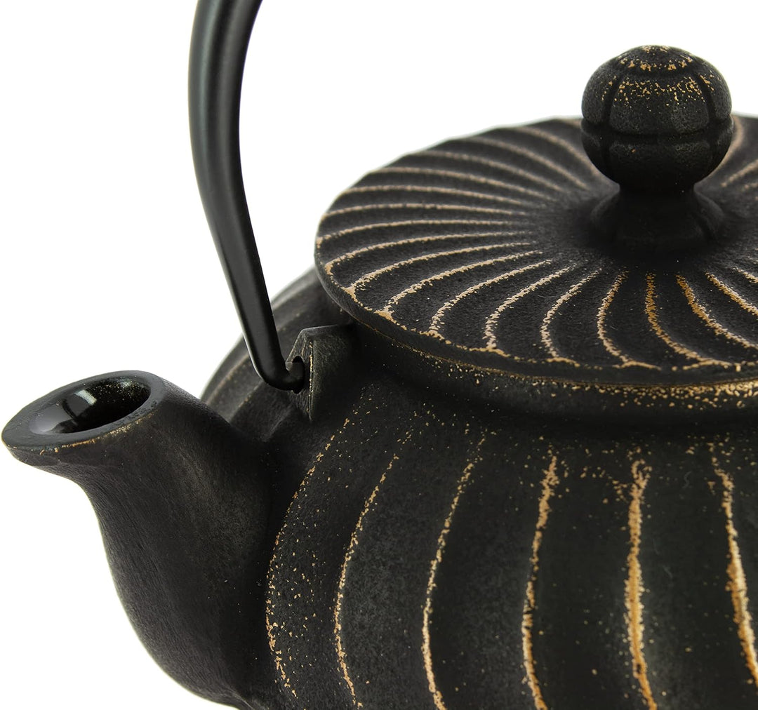 Iwachu Nambu Tekki Japanische Gusseisen-Teekanne Nami, Schwarz, Gold, 650 ml