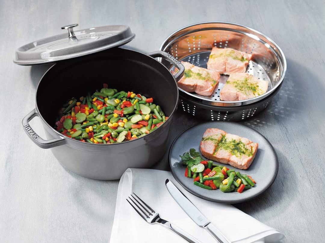 STAUB Gusseisen Bräter/Cocotte mit Dämpfeinsatz, Rund 26 cm, 5,2 L, Aromaregen Funktion, Für alle He