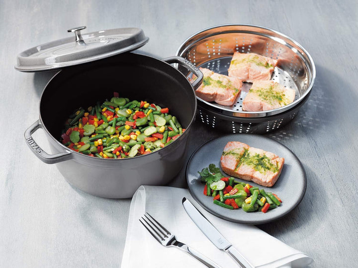 STAUB Gusseisen Bräter/Cocotte mit Dämpfeinsatz, Rund 26 cm, 5,2 L, Aromaregen Funktion, Für alle He