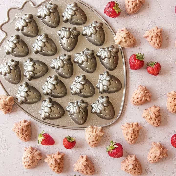 Nordic Ware Strawberry Patch Bites Pfanne, Aluguss Kuchenform mit Obstmotiv, Antihaft-Pfanne, Farbe: