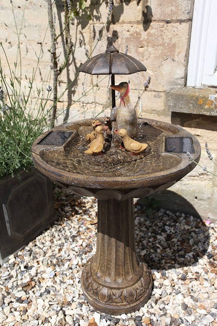 Solar-Springbrunnen mit Entenfamilie und Regenschirm, bronzefarben