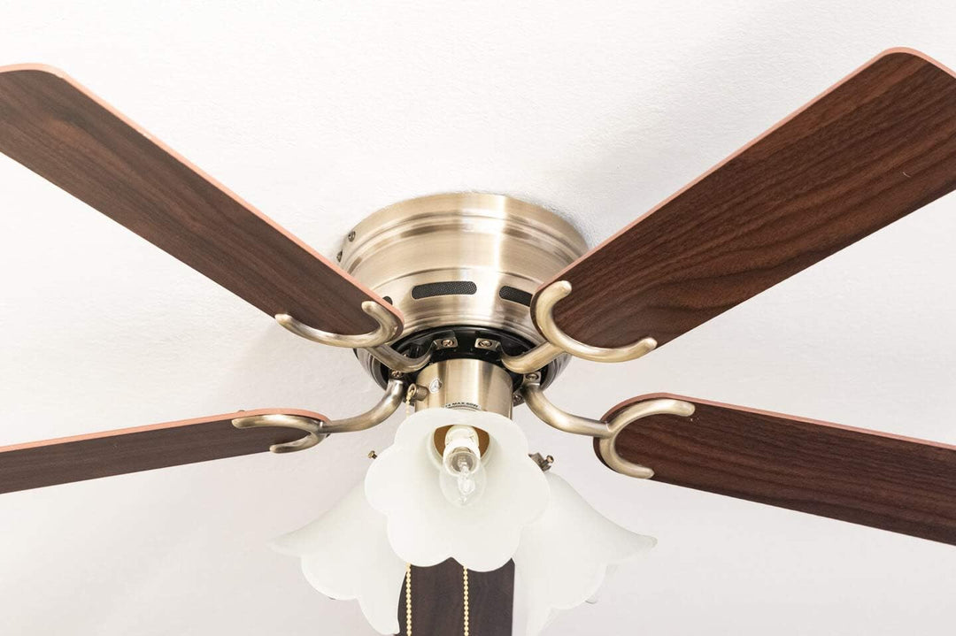 Pepeo - Kisa Deckenventilator mit Beleuchtung | Ventilator mit Zugschalter in Messing mit Wendeflüge