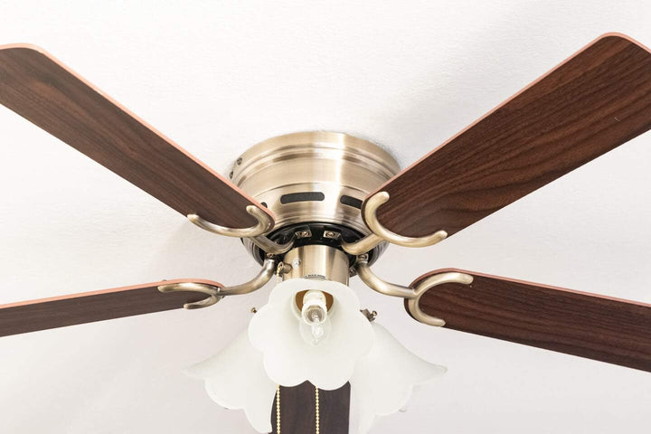 Pepeo - Kisa Deckenventilator mit Beleuchtung | Ventilator mit Zugschalter in Messing mit Wendeflüge