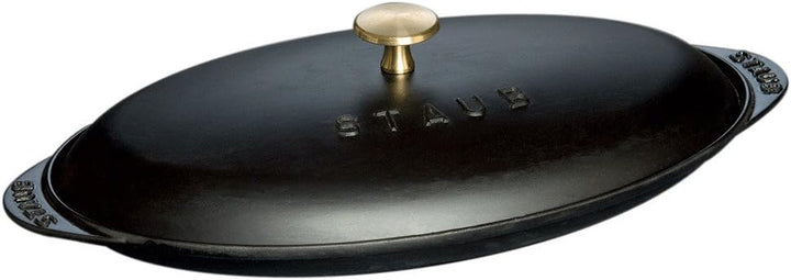 Staub 1332125 Servierplatte, mit Deckel 31 cm, 0,7 L mit mattschwarzer Emaillierung im Inneren der S