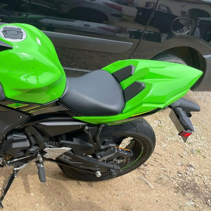 Replacement for Ninja650 Z650 Sitz Abdeckung Hinten Sozius Harte Solo Sitz Gugel Buckel für Ninja 65