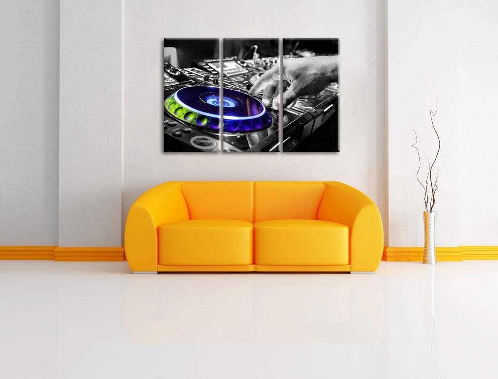 Pixxprint DJ bei der Arbeit am Plattenteller als Leinwandbild | Grösse: 3 Teilig (120x80) | Wandbild