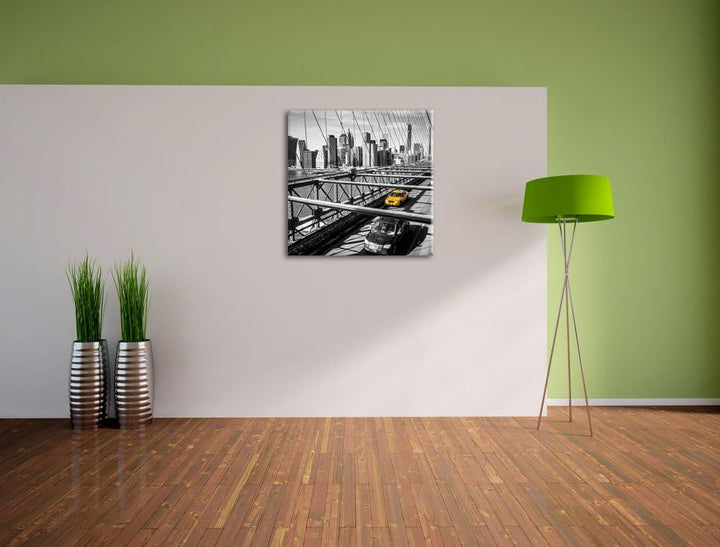 Pixxprint Gelbes Taxi in New York auf Brücke, Format: 70x70 auf Leinwand, 70x70