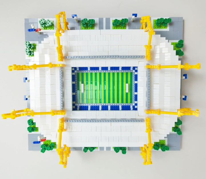 Architekturmodell zum Zusammenbauen mit Miniaturbausteinen. Fussballstadion in Dortmund, Westfalen,