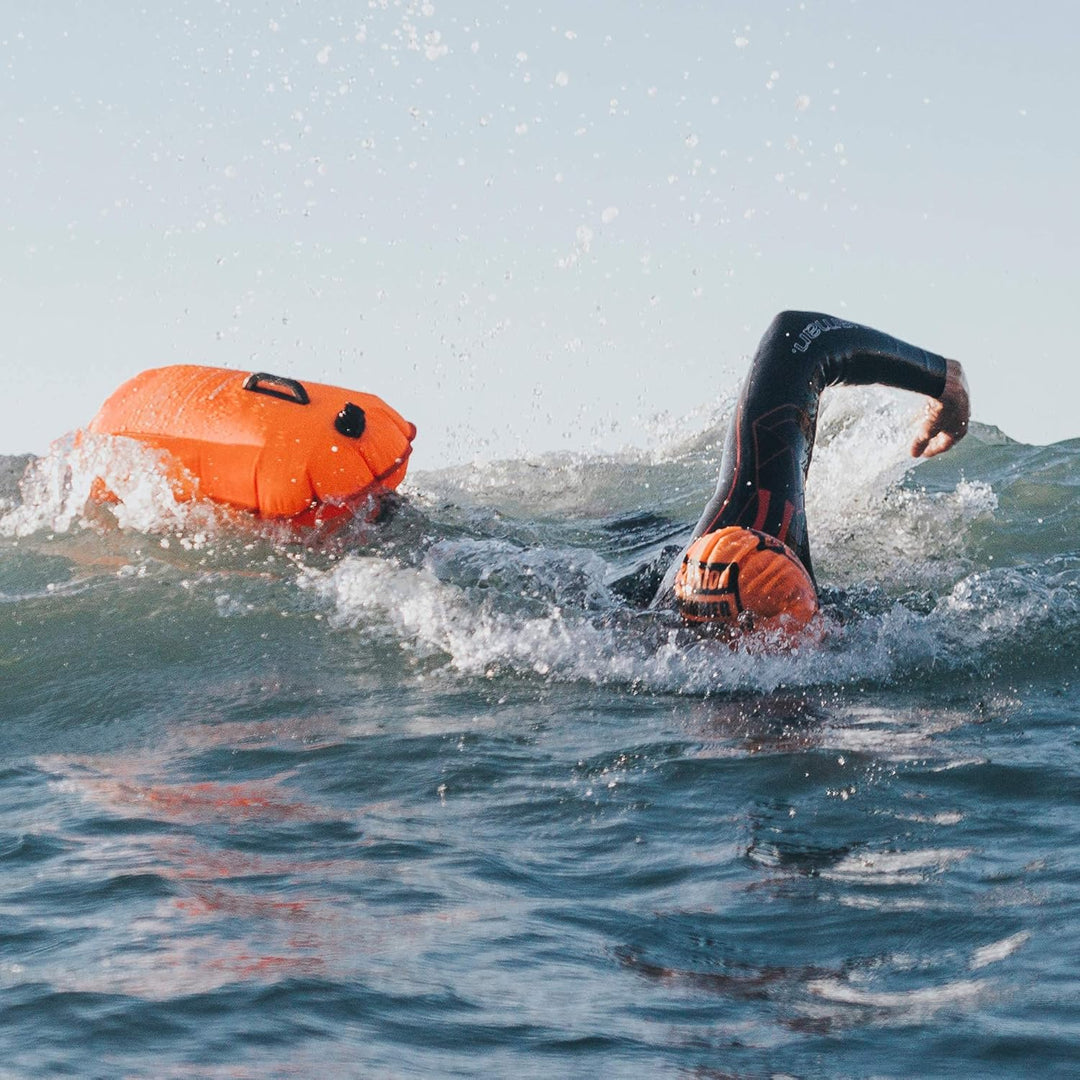 Buddyswim Set aus Freiwasser-Schwimmboje 28 Liter und Badekappe. Sicherheitsboje zum Schwimmen im of