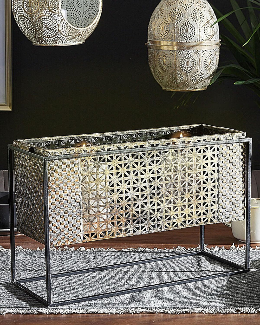 Moderner Kerzenhalter mit Verzierungen aus Metall 41 x 26 cm in Gold Amami