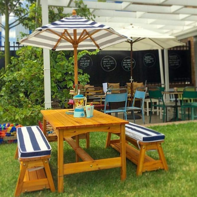 KidKraft Gartentisch mit Bank, Kissen und Sonnenschirm für Kinder, Outdoor Gartenmöbel aus Holz für