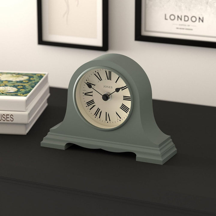 JONES CLOCKS® Speakeasy Tischuhr | Klassisches Napoleon|Hut|Design | Grün | Römische Ziffern | Tradi