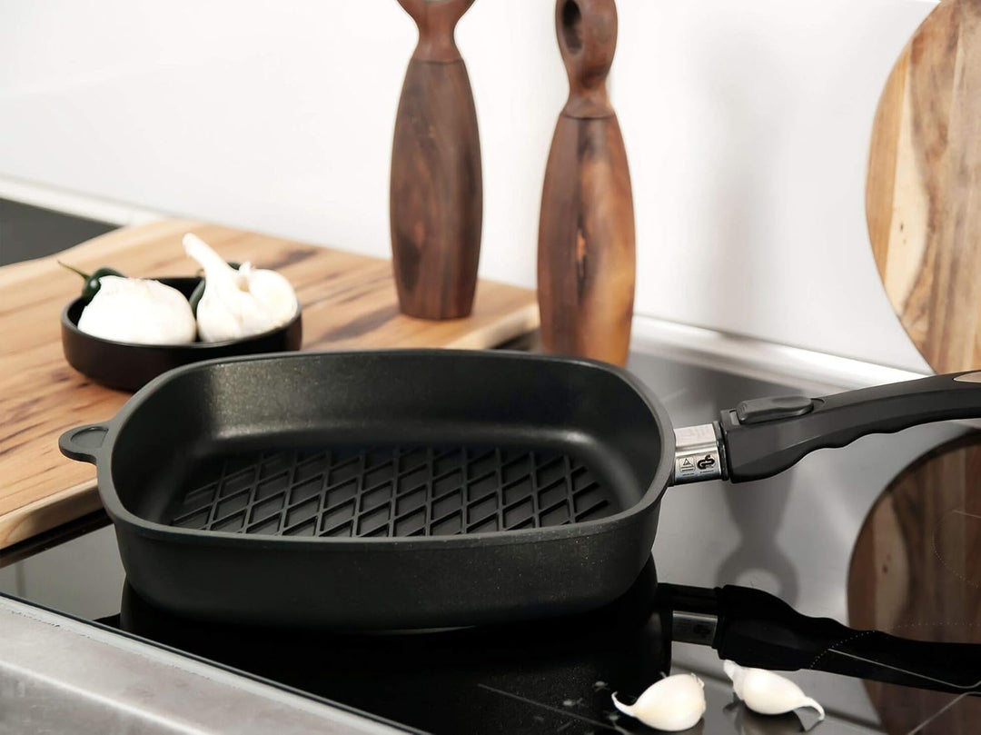 AMT Gastroguss Eckpfanne 28 x 28 cm, 5 cm hoch, mit BBQ-Boden, fester Stiel, induktionsgeeignet, Lot