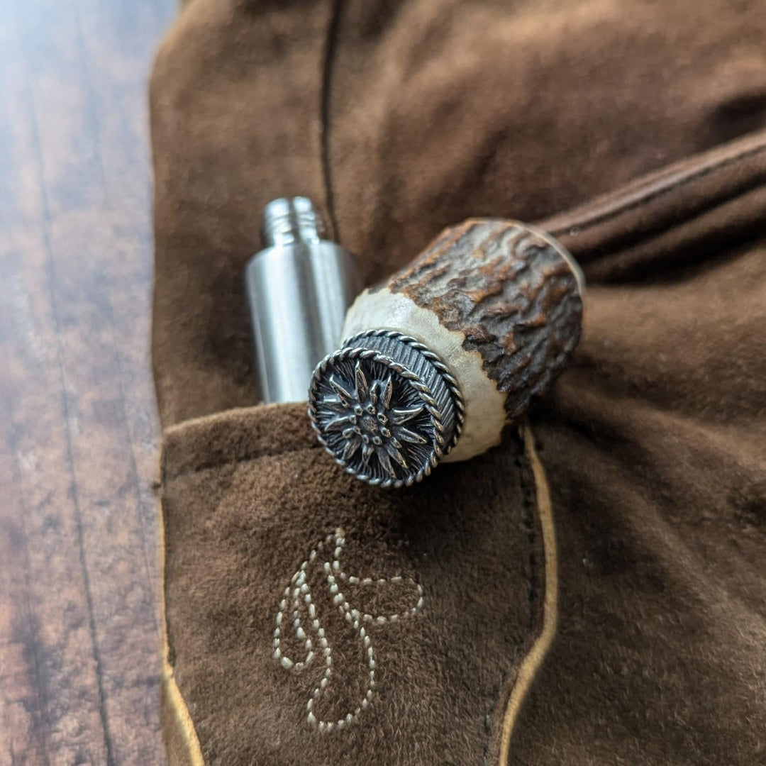 Hirschhorn-Lederhosen-Flachmann "Edelweiss"