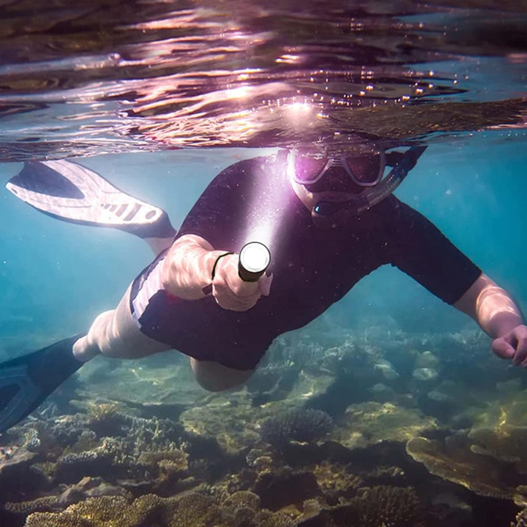 WholeFire Tauchlampe LED Extrem Hell 10000 Lumens, IPX8 Wasserdicht 50M Unterwasser Taschenlampe, XH