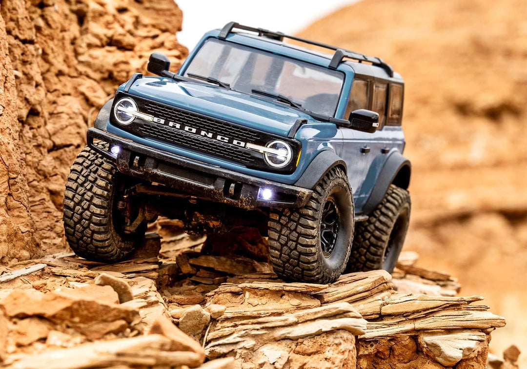 TRAXXAS TRX-4M Ford Bronco 4x4 Area 51 1/18 Crawler RTR Brushed, mit Akku und USB Ladegerät