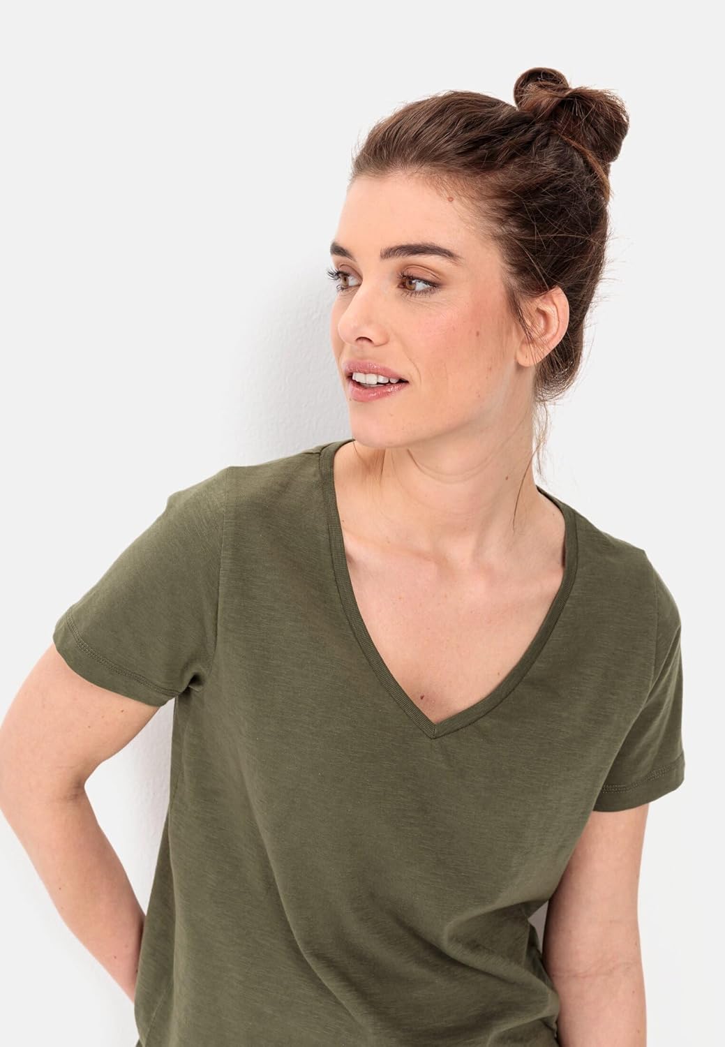 camel active Damen V-Neck T-Shirt aus Organic Cotton XS Olive, XS Olive