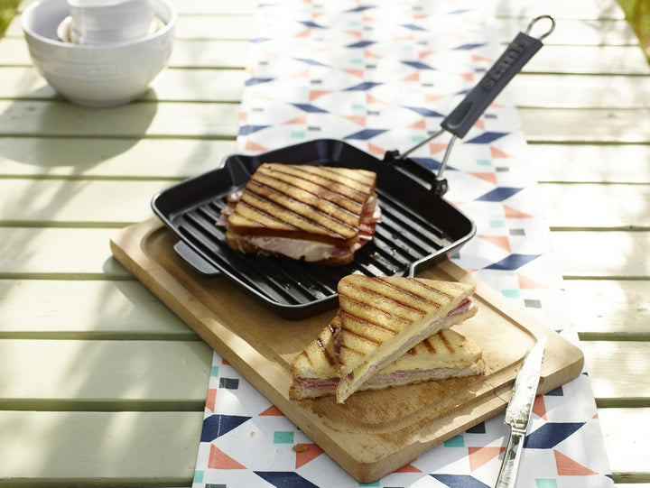 STAUB Gusseisen Grillpfanne mit Silikongriff, Induktionsgeeignet, Quadratisch 24 cm, Schwarz 1 Griff