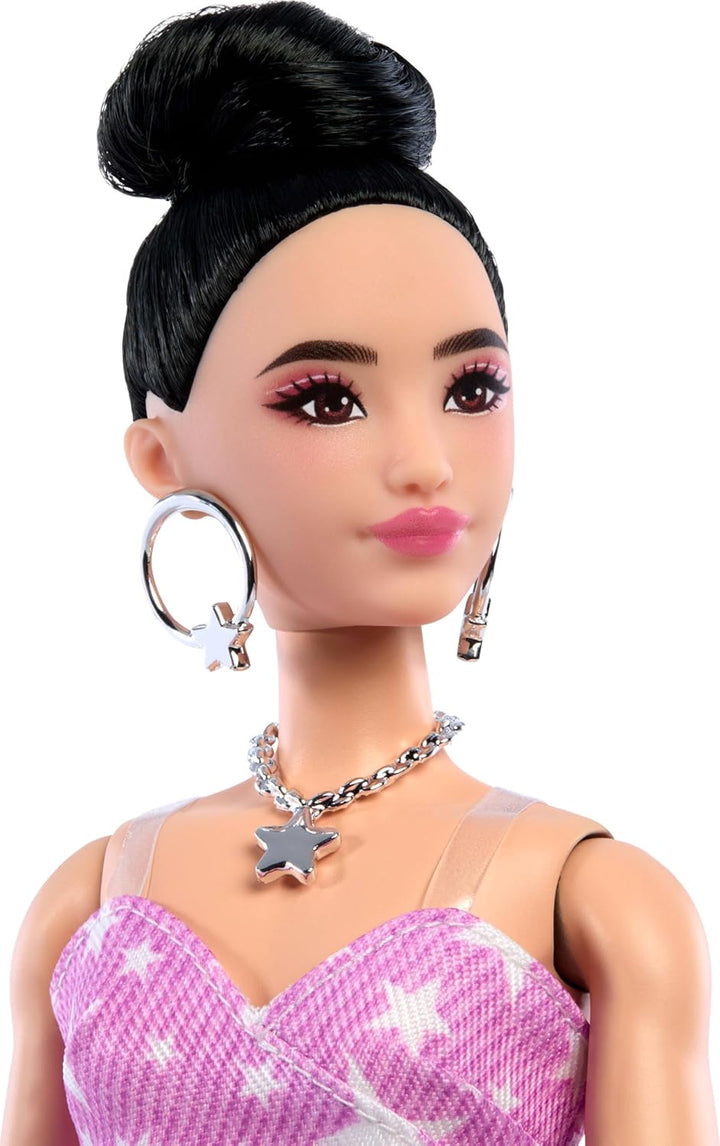 Barbie Deluxe Style-Puppe Nr. 11 in rosa Denim-Kleid mit aufgedruckten Sternen und dazu passender St