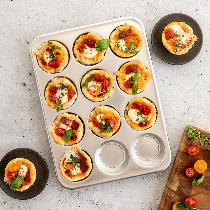 Nordic Ware Natürliche Aluminium-Muffinform für 12 Tassen Muffinform für 12 Muffins, Muffinform für