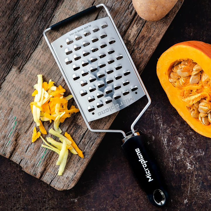 Microplane Küchenreibe XL-Grob für Kartoffel, Käse, Kohl, Gurke, Kürbis und Zucchini in Schwarz mit