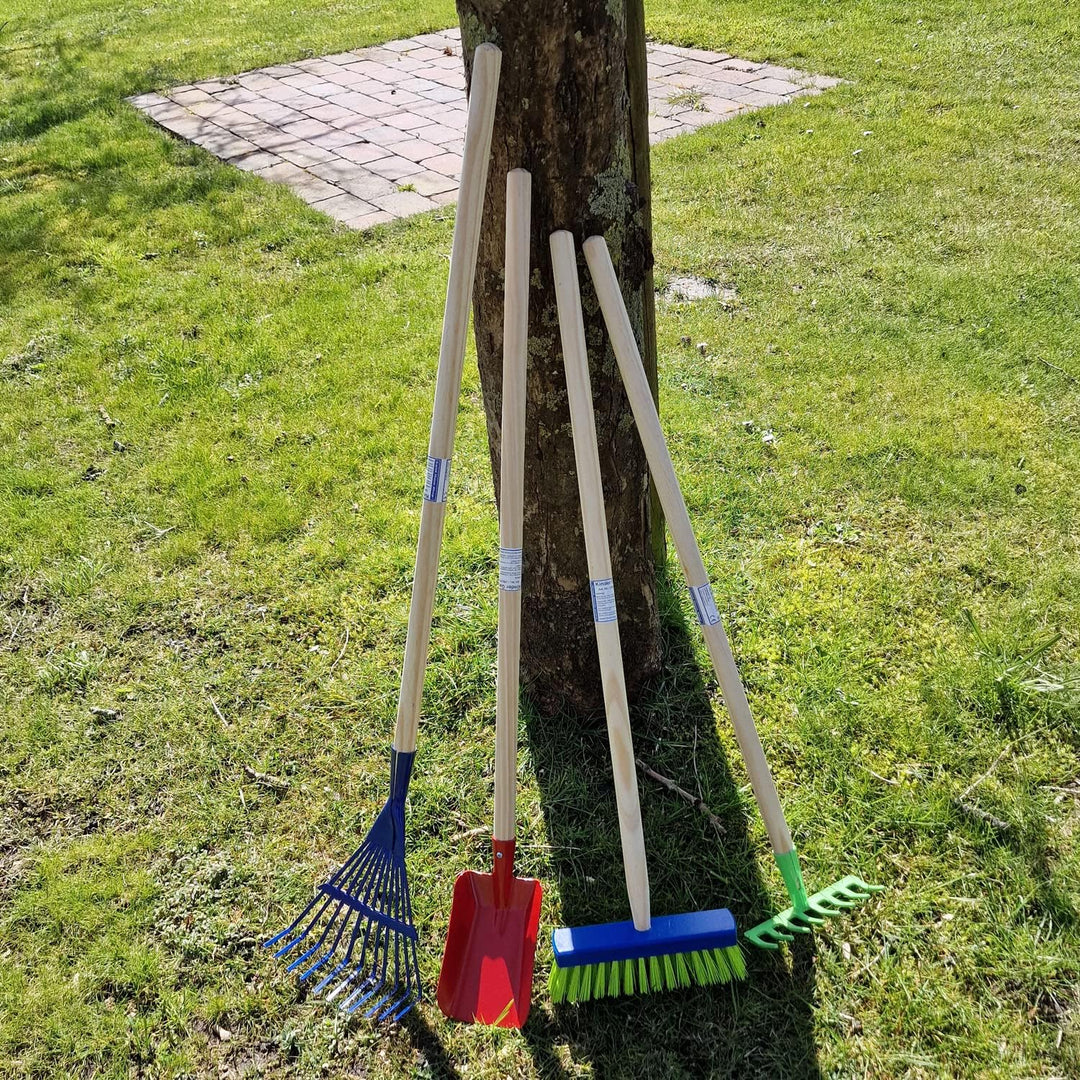 Land-Haus-Shop Kinder Gartengeräte Set 4 TLG, Besen Harke Rechen Schüppe Garten Geräte Spielzeug