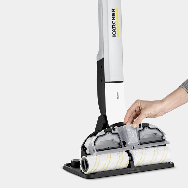 Kärcher Elektrischer Wischmopp EWM 2, kabelloser Bodenreiniger mit 2 rotierenden Mikrofaserwalzen, A