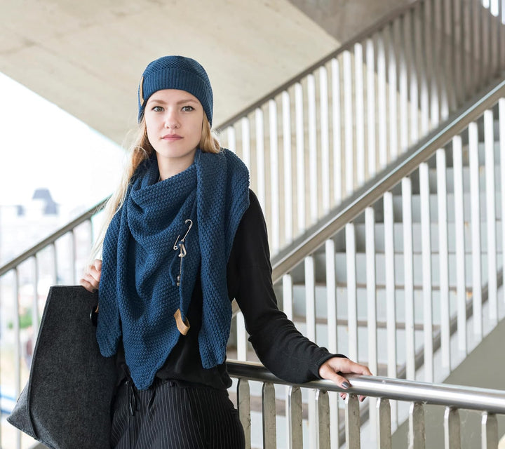 KNIT FACTORY - Dreiecksschal Coco - Damen Strickschal mit Wolle - Umschlagtuch für den Herbst und Wi