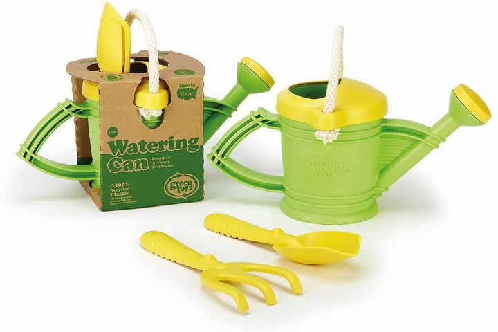 Green Toys 8601111 Giesskanne inkl. Harke und Schaufel, Spielzeug für Garten, Sandkasten und Strand,