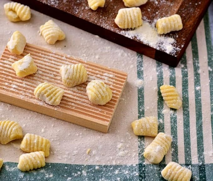 Rigagnocchi aus Holz oder Schneidebrett Reihe Garganelli und Knödel mit Fermo und zwei kleinen Essst