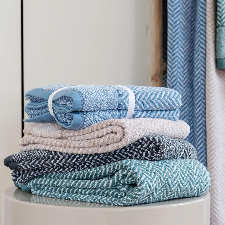herzbach home Handtuch Duschtuch Set 100% Baumwolle Gemustert (Blau/Weiss, 2 Duschtücher 70x140 cm)