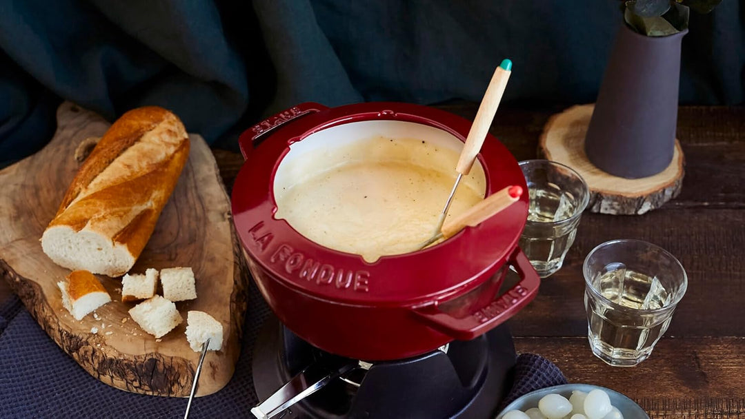 STAUB Fondue Set mit 6 Gabeln, Geeignet für Käse- Schoko- und Fleisch-Fondue, Gusseisen, 20 cm, Kirs