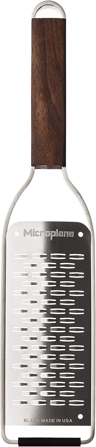 Microplane 2-Wege-Schneide Küchenreibe für Hartkäse, Apfel, Karotte, Zucchini & Schokolade aus der M