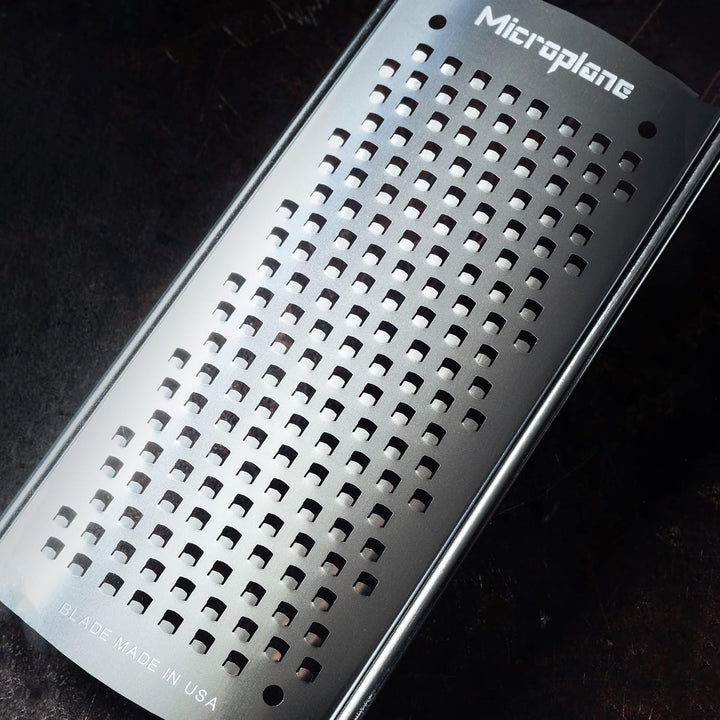 Microplane Küchenreibe Grob für Käse, Karotte, Ingwer, Kokosnuss und Meerrettich mit rasiermessersch
