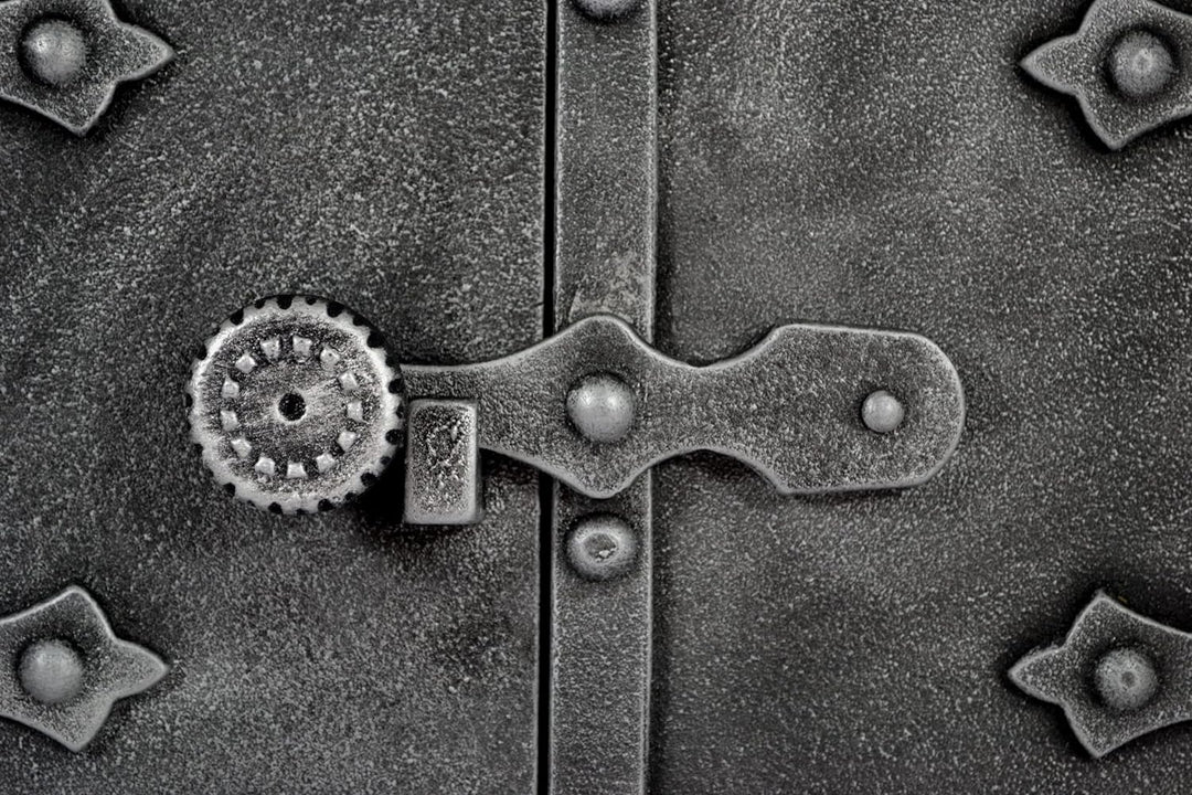 SEZAM doppelte Backofentür aus Gusseisen mit Türriegel, Nietenoptik, Pizzaofentür - Brotofen - Stein