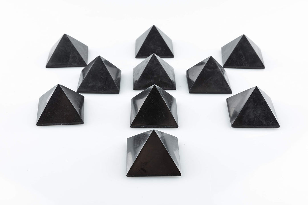 KASHU Edelstein Schungit direkt aus Karelien: 10 x Pyramide 4 cm Poliert