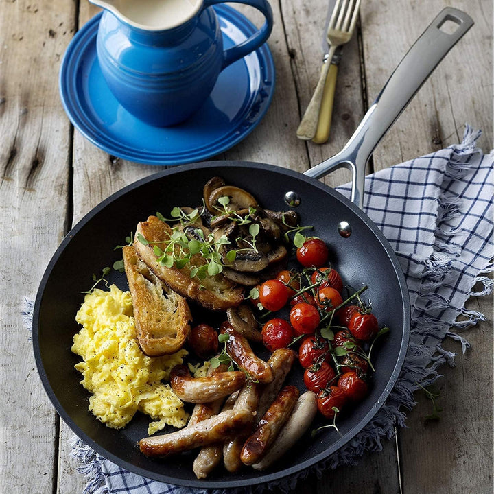 Le Creuset Aluminium-Antihaft flache Pfanne, Ø 26 cm, Für alle Herdarten inkl. Induktion geeignet, A