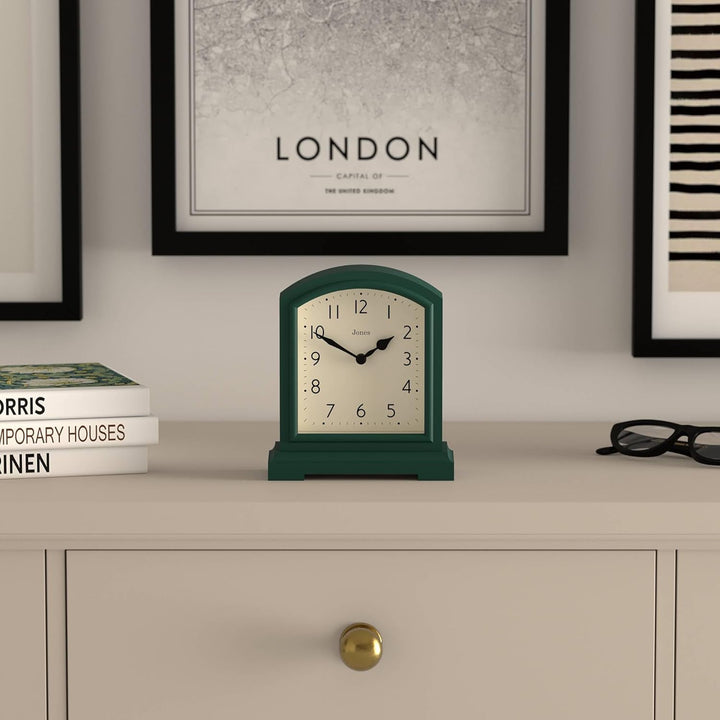 JONES CLOCKS® Tavern Kaminuhr | Modernes Bogenoberdesign | Dunkelgrün | Zeitgenössischer klassischer