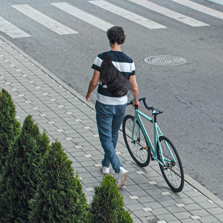 Fitdom Grosse taktische Sling Bag für Herren aus strapazierfähigem TechwearStoff und robust für den